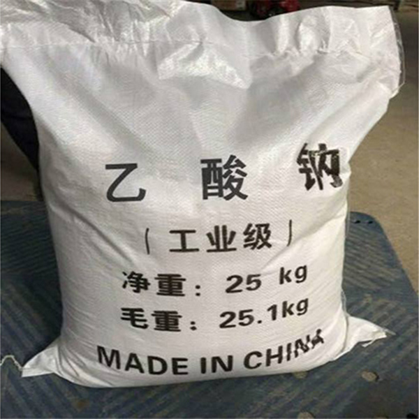 在食品工業(yè)中乙酸鈉被廣泛用作酸度調節(jié)劑（E262）用于增強薯片調味料等食品的風味